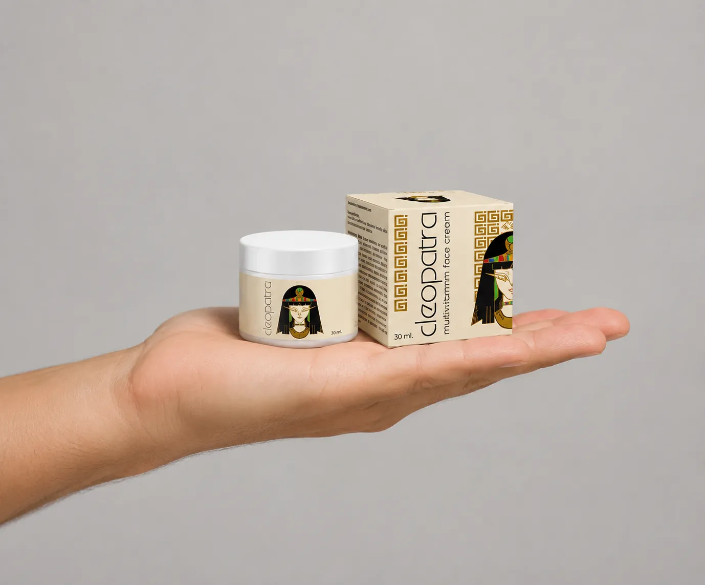 Cleopatra cream — Verpackung in der Hand